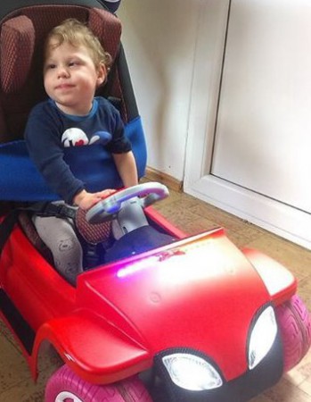 Adamko v špeciálnom autíčku